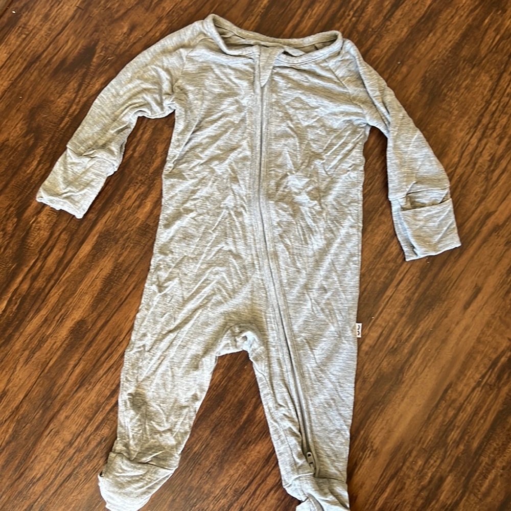 Gray little sleepies. Size newborn